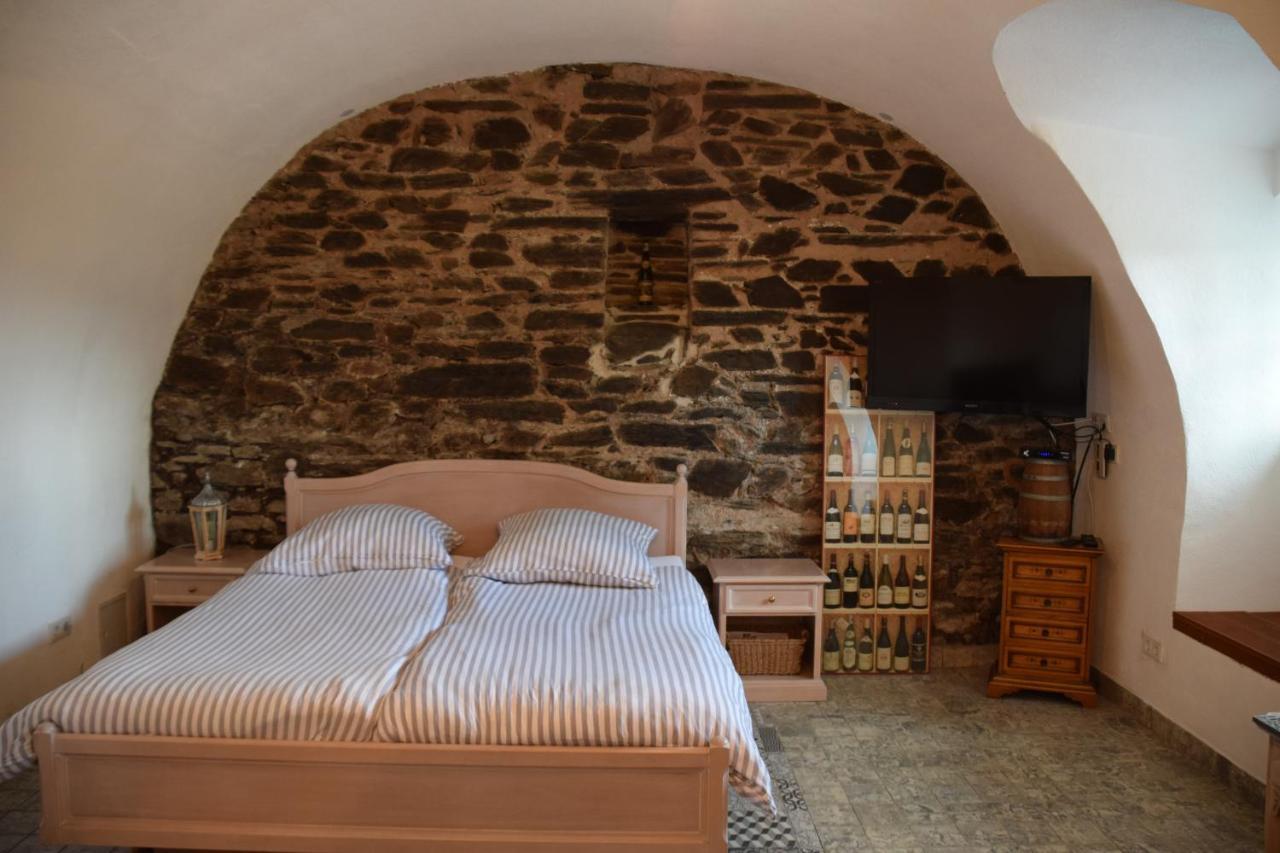 The Wine Cellar In The Old Gemeinde House Brauneberg Kültér fotó